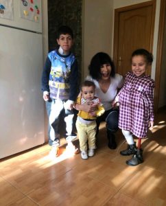 samira con niños en el piso 2019